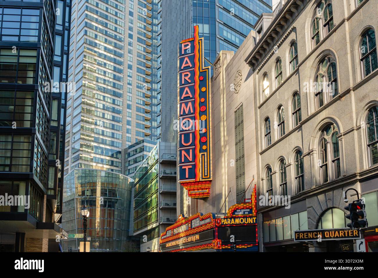 Boston, MA, USA-15. November 2025: Blick auf die Theater in der Washington Street im Stadtteil. Stockfoto