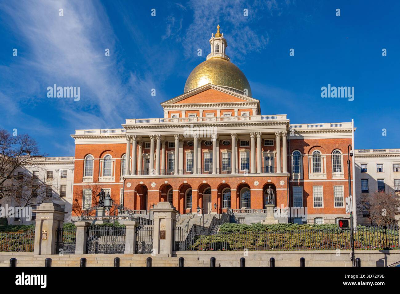 State Capitol Building mit goldener Kuppel in Boston, Massachusetts mit Schild mit der Aufschrift Massachusetts State House. Stockfoto