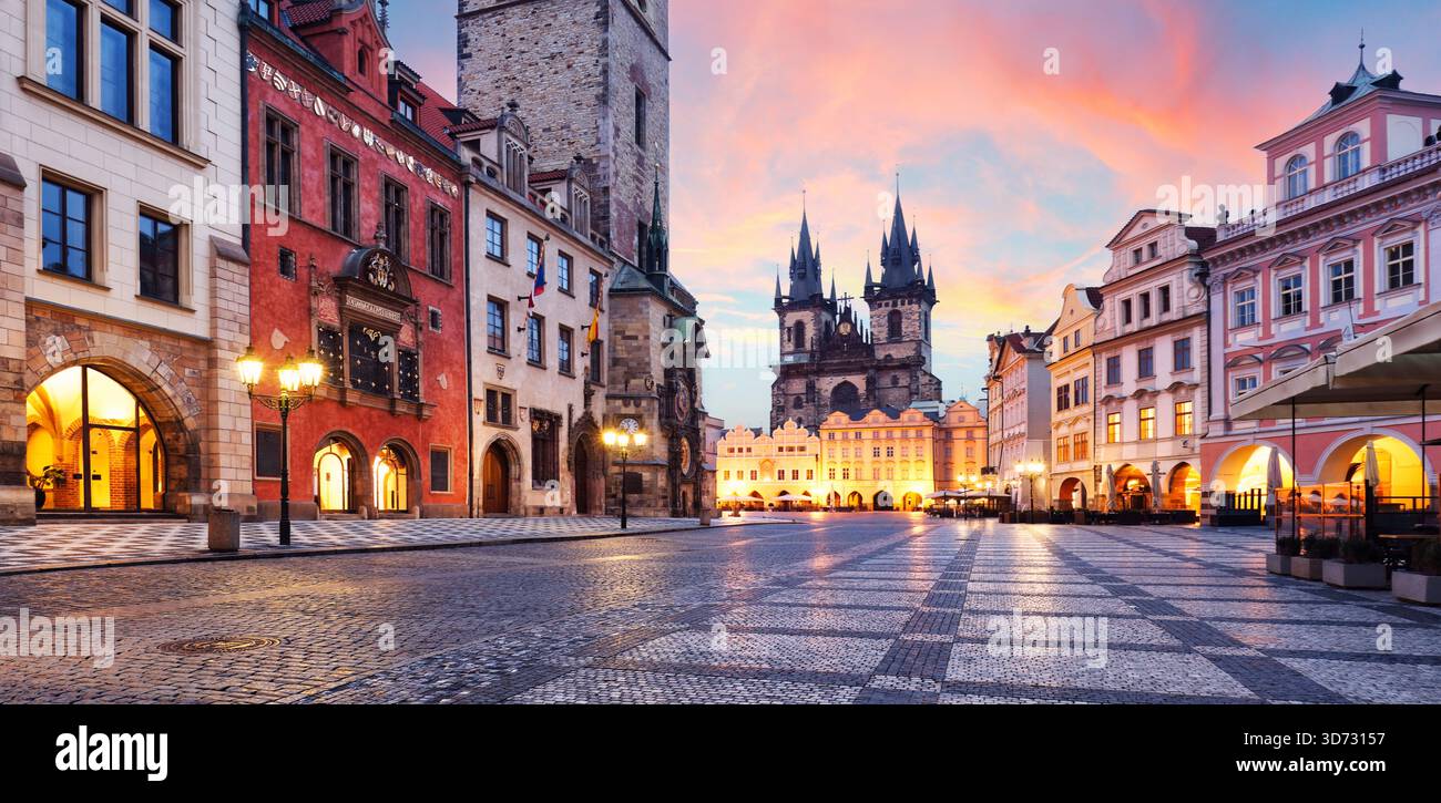 Prag, Tschechische Republik. Panoramablick auf den Sonnenuntergang in der Kirche unserer Lieben Frau vor Tyn, dem Altstadtplatz Praha Stadt. Abend in prag, beliebtes Reiseziel Stockfoto