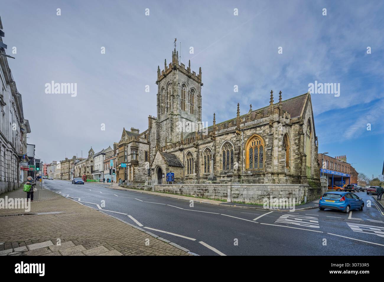 St. Peter's Church neben dem Dorset Museum in der High West Street, Dorchester, Dorset am 23. November 2025 Stockfoto