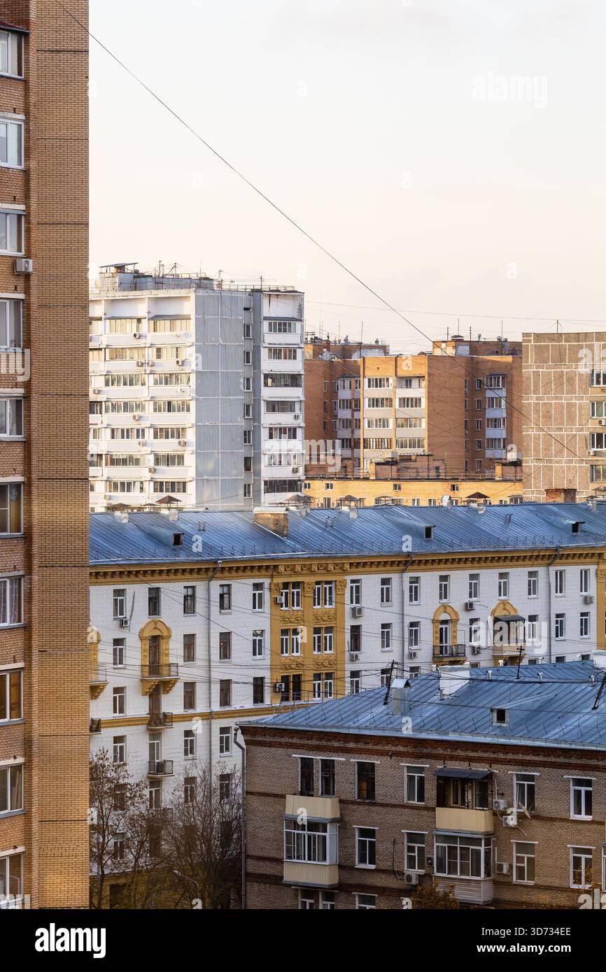 Architektonischer Hintergrund - Hochhäuser in Moskauer Stadt in der Herbstdämmerung Stockfoto