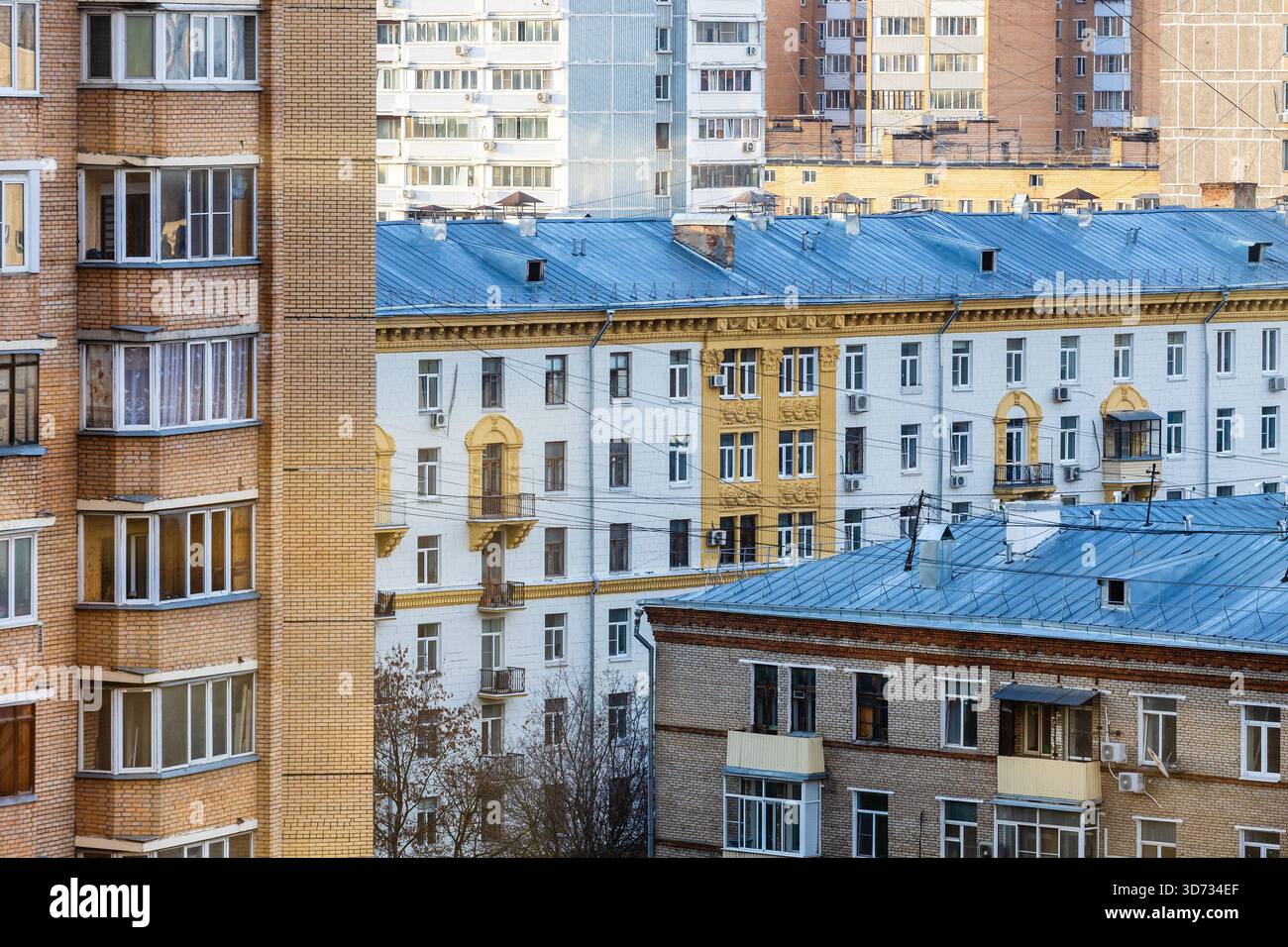 Architektonischer Hintergrund - Fassaden von Wohngebäuden in Moskau-Stadt in der Herbstdämmerung Stockfoto