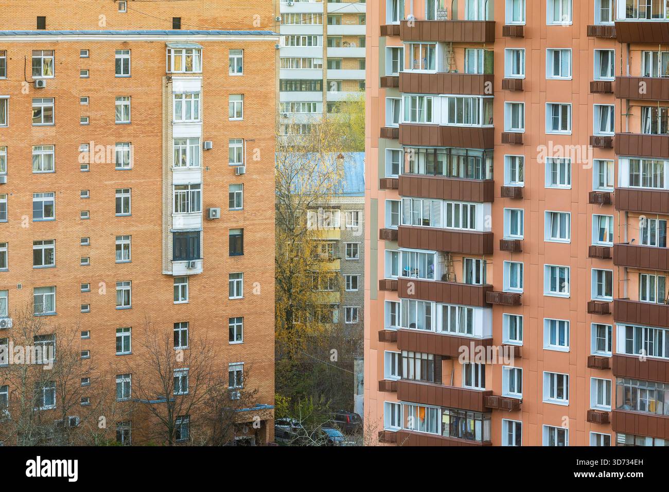Architektonischer Hintergrund - Fassaden von Hochhäusern in Moskau Stadt in der Herbstdämmerung Stockfoto
