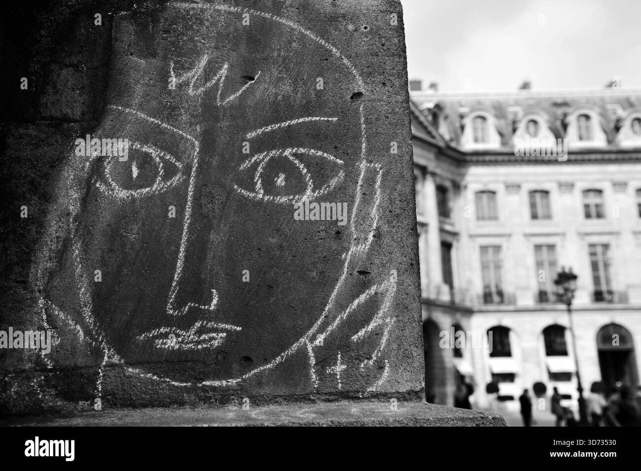 Jean-Charles de Castelbajac Kreidezeichnung an einer Wand des Place Vendôme in Paris - Frankreich Stockfoto