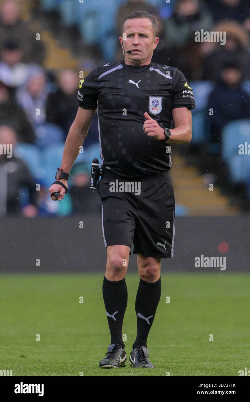 Match-Schiedsrichter David Webb während des Sky Bet Championship-Spiels zwischen Sheffield Wednesday und Sheffield United in Hillsborough, Sheffield am Sonntag, den 23. November 2025. (Foto: Scott Llewellyn | MI News) Credit: MI News & Sport /Alamy Live News Stockfoto