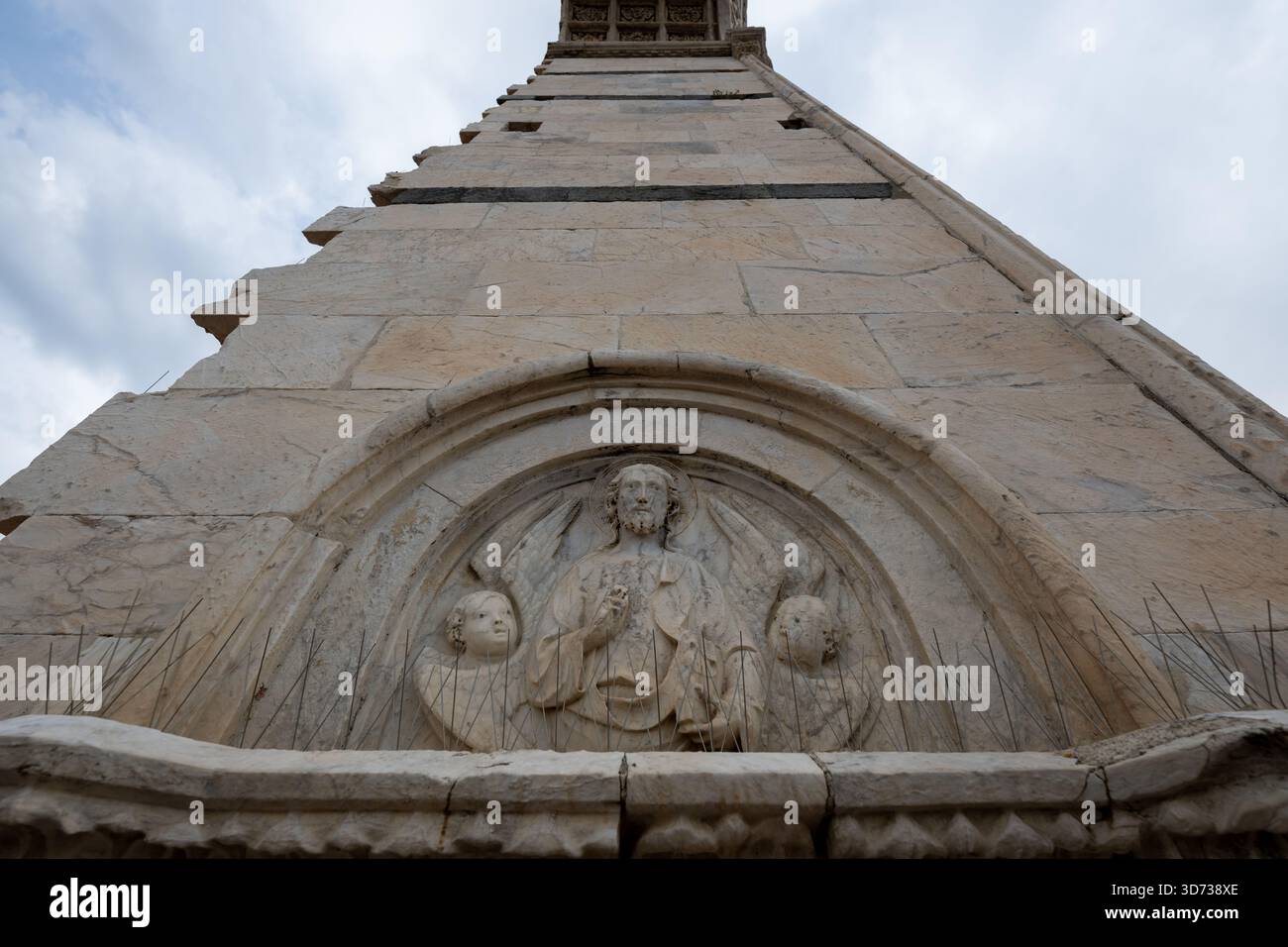 Die Facciatone, Teil von Sienas unvollendetem Kathedralenprojekt, hebt ein detailliertes plastisches Relief aus grauem Stein hervor. Stockfoto