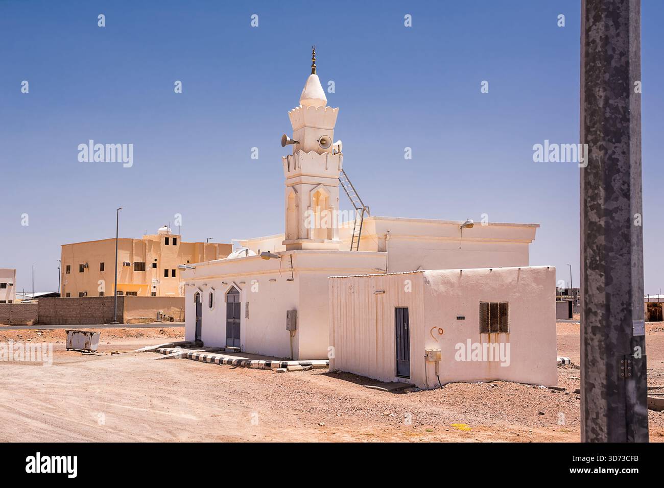 Kleine Dorfmoschee in Saudi-Arabien, komplett weiß mit Minarett und Lautsprechern Stockfoto