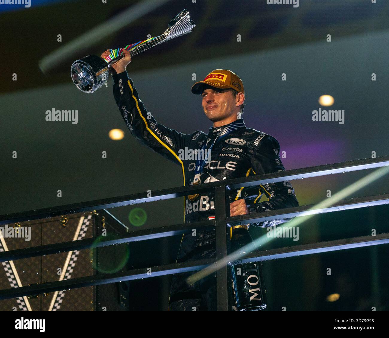 Las Vegas, Nevada, USA. November 2025. (SPO) Max Verstappen gewinnt den F1 2025 Las Vegas Grand Prix. 23. November 2025, Las Vegas, Nevada, USA: Der belgische Max Verstappen von Red Bull gewinnt am 23. November auf dem Las Vegas Street Circuit den Grand Prix F1 2025 mit der Zeit von 1:21:08, gefolgt vom Engländer George Russel von Mercedes mit der Zeit von 23,546s und dem Italiener Andrea Kimi Antonelli mit der Zeit von 30,488s auf dem Las Vegas Street Circuit. November. Credit: Angel Almada/Thenews2 (Bild: © Angel Almada/Thenews2) Nicht für kommerzielle ZWECKE! Stockfoto