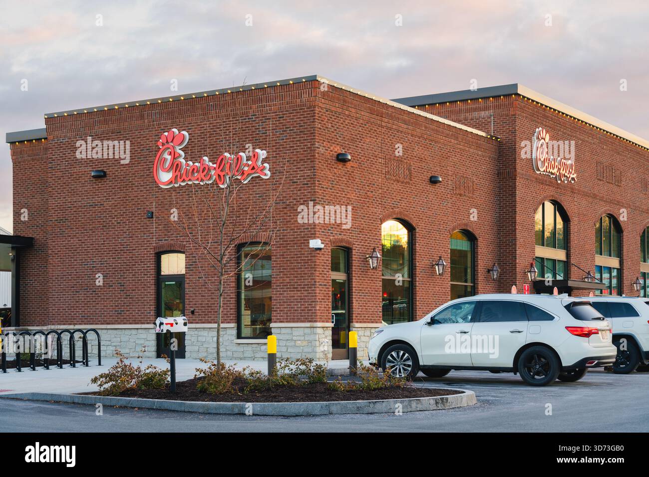 DeWitt, NY - 19. November 2025: Chick-Fil-A-Storefront. Chick-Fil-A-Restaurant, Teil einer 3.000-Sterne-Kette, bekannt für Hühnchen-Sandwiches, Waffel-Pommes, Stockfoto