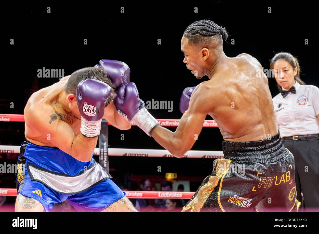 Brighton Centre, Stadt Brighton & Hove, East Sussex, Großbritannien. Boxen als Younes Baati (UK) gegen Ezequiel Gregores (Arg) Weltergewicht Wettbewerb im Brighton Centre für 8 Runden, in denen Younes Baati nach einer Punkteentscheidung gewann. 21. November 2025 David Smith/Alamy Stockfoto