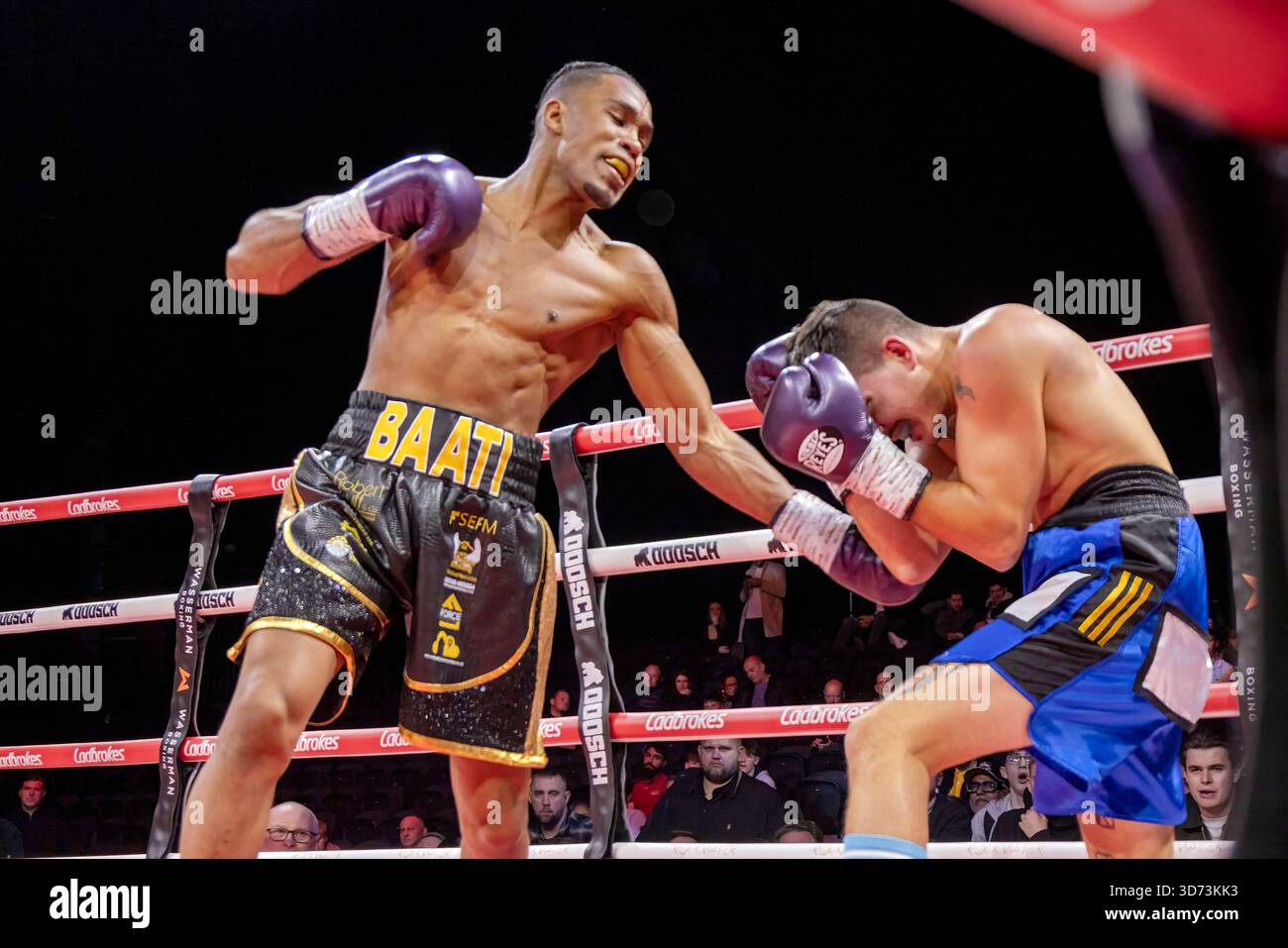 Brighton Centre, Stadt Brighton & Hove, East Sussex, Großbritannien. Boxen als Younes Baati (UK) gegen Ezequiel Gregores (Arg) Weltergewicht Wettbewerb im Brighton Centre für 8 Runden, in denen Younes Baati nach einer Punkteentscheidung gewann. 21. November 2025 David Smith/Alamy Stockfoto