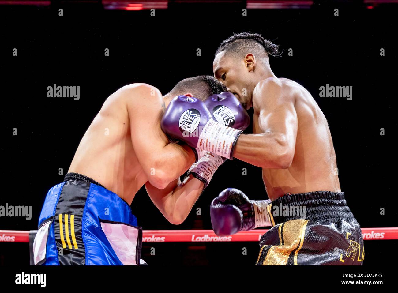 Brighton Centre, Stadt Brighton & Hove, East Sussex, Großbritannien. Boxen als Younes Baati (UK) gegen Ezequiel Gregores (Arg) Weltergewicht Wettbewerb im Brighton Centre für 8 Runden, in denen Younes Baati nach einer Punkteentscheidung gewann. 21. November 2025 David Smith/Alamy Stockfoto