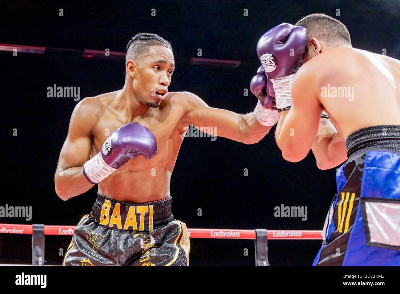 Brighton Centre, Stadt Brighton & Hove, East Sussex, Großbritannien. Boxen als Younes Baati (UK) gegen Ezequiel Gregores (Arg) Weltergewicht Wettbewerb im Brighton Centre für 8 Runden, in denen Younes Baati nach einer Punkteentscheidung gewann. 21. November 2025 David Smith/Alamy Stockfoto