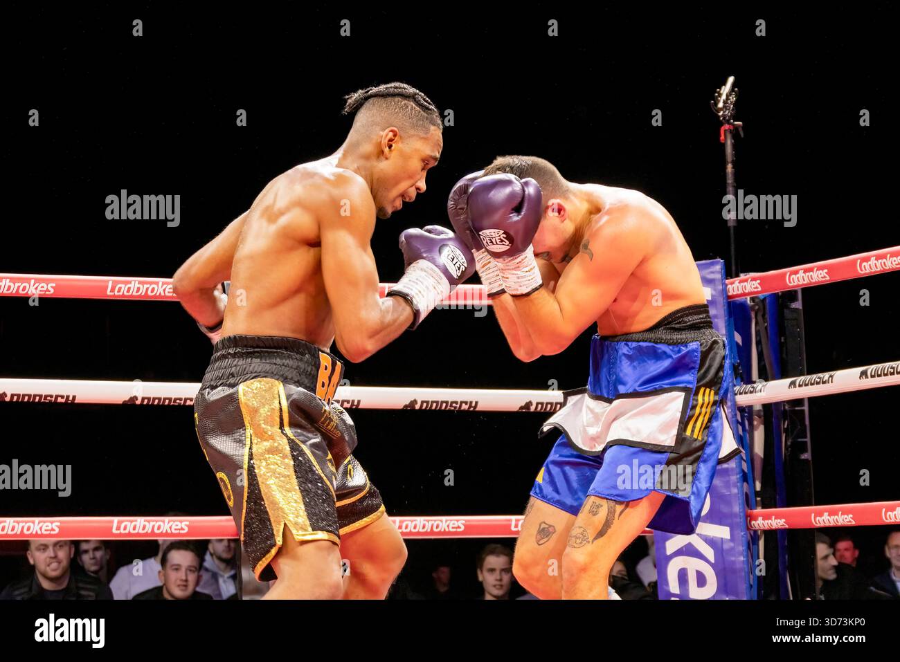 Brighton Centre, Stadt Brighton & Hove, East Sussex, Großbritannien. Boxen als Younes Baati (UK) gegen Ezequiel Gregores (Arg) Weltergewicht Wettbewerb im Brighton Centre für 8 Runden, in denen Younes Baati nach einer Punkteentscheidung gewann. 21. November 2025 David Smith/Alamy Stockfoto