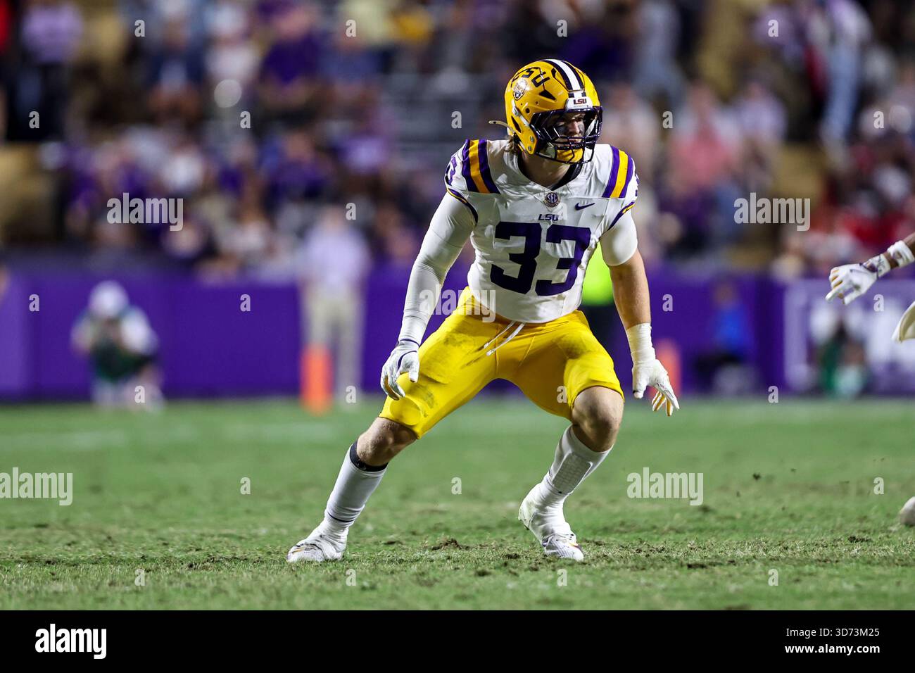Baton Rouge, USA. November 2025. 22. November 2025: LSU Linebacker West Weeks (33) wird während der NCAA-Fußballspiele zwischen den Western Kentucky Hilltoppers und den LSU Tigers im Tiger Stadium in Baton Rouge, LA, veröffentlicht. Jonathan Mailhes/CSM/SIPA USA (Credit Image: © Jonathan Mailhes/Cal Sport Media/SIPA USA) Credit: SIPA US/Alamy Live News Stockfoto