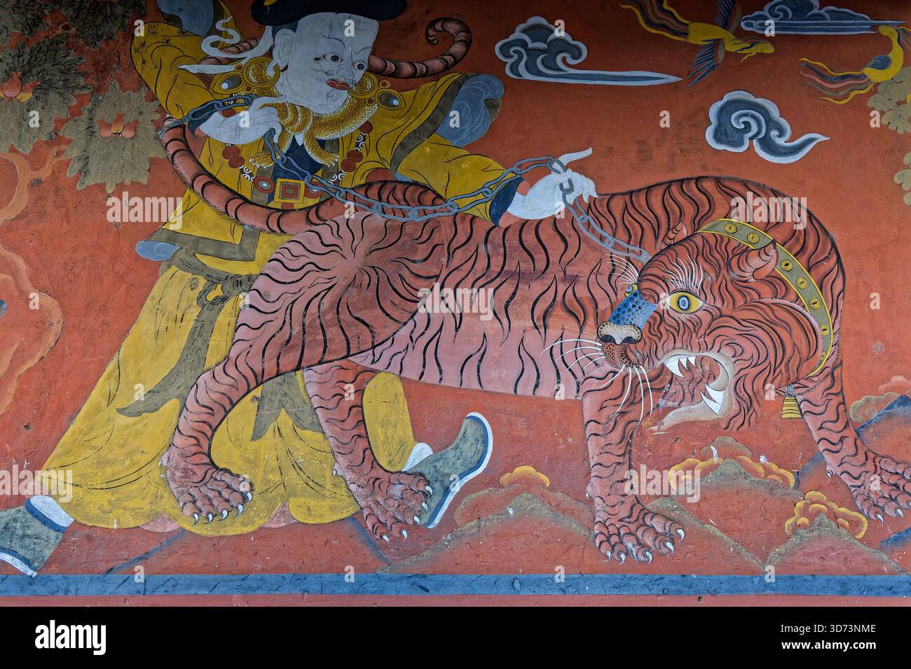 PARO, BHUTAN, 10. Oktober 2025: Ein Gemälde auf den Wänden von Paro Dzong stellt Guru Rinpoche und seinen Tiger dar. Lokale Legenden sagen, dass er nach Takts geflogen ist Stockfoto