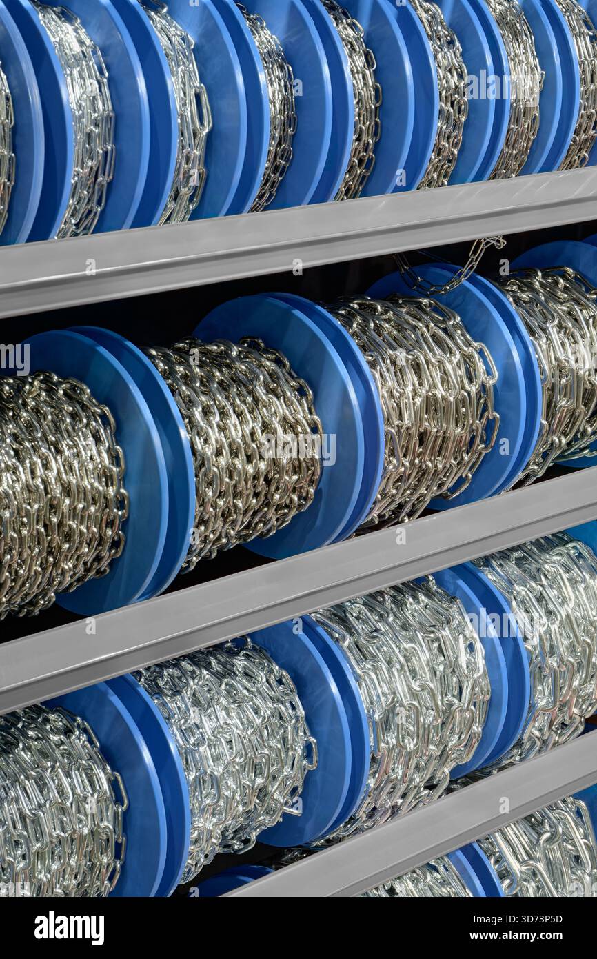 Spulen aus Stahlketten unterschiedlicher Größe, Nahaufnahme, abstrakter Hintergrund Stockfoto