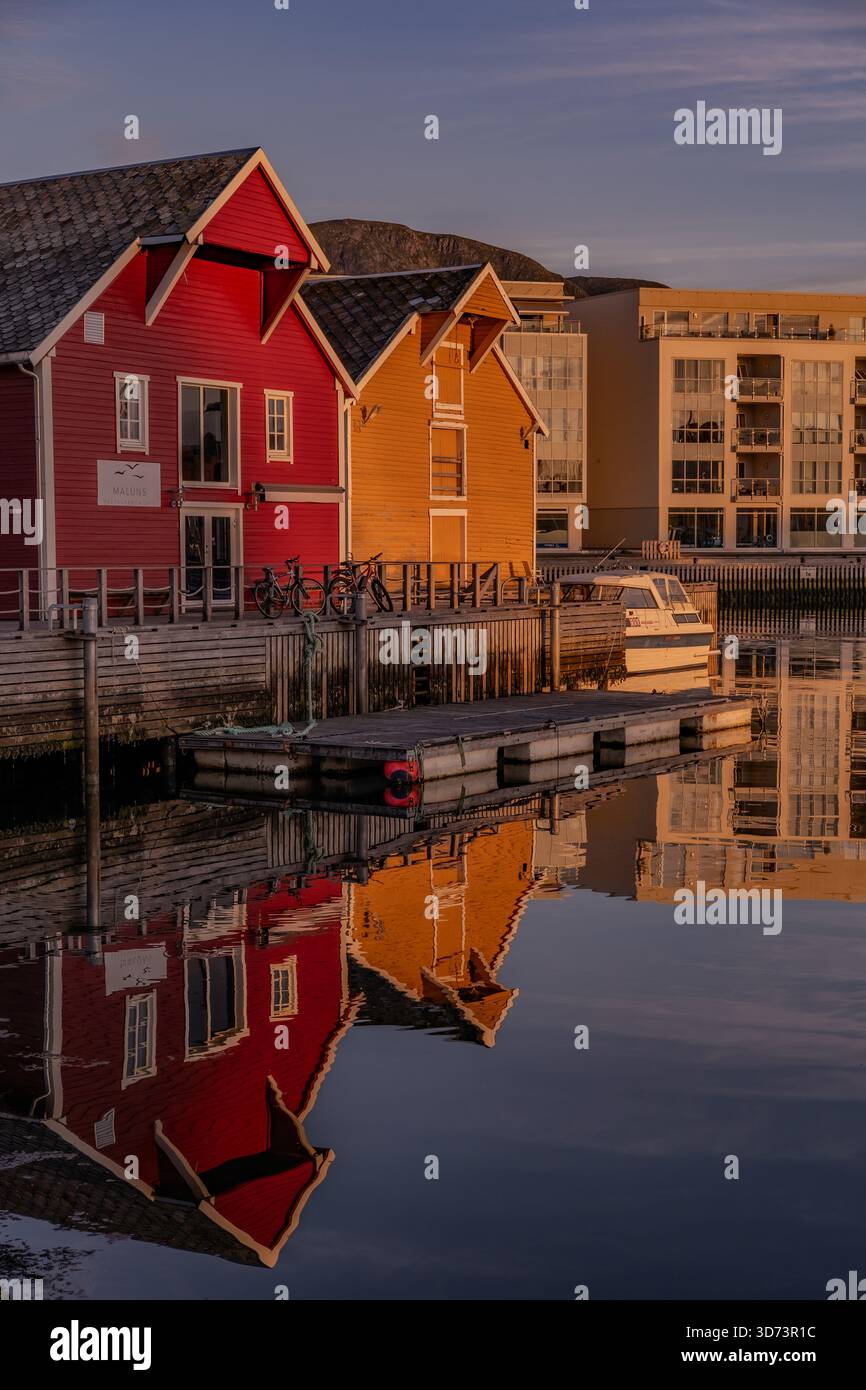 Ulsteinvik ist eine Küstenstadt in einem natürlichen Hafen auf der Insel Hareidlandet in Norwegen. Stockfoto