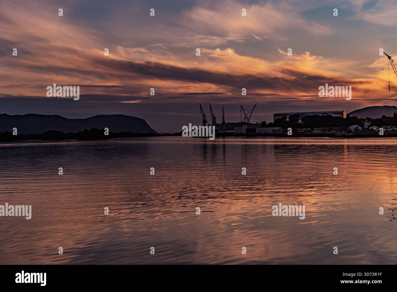 Ulsteinvik ist eine Küstenstadt in einem natürlichen Hafen auf der Insel Hareidlandet in Norwegen. Stockfoto
