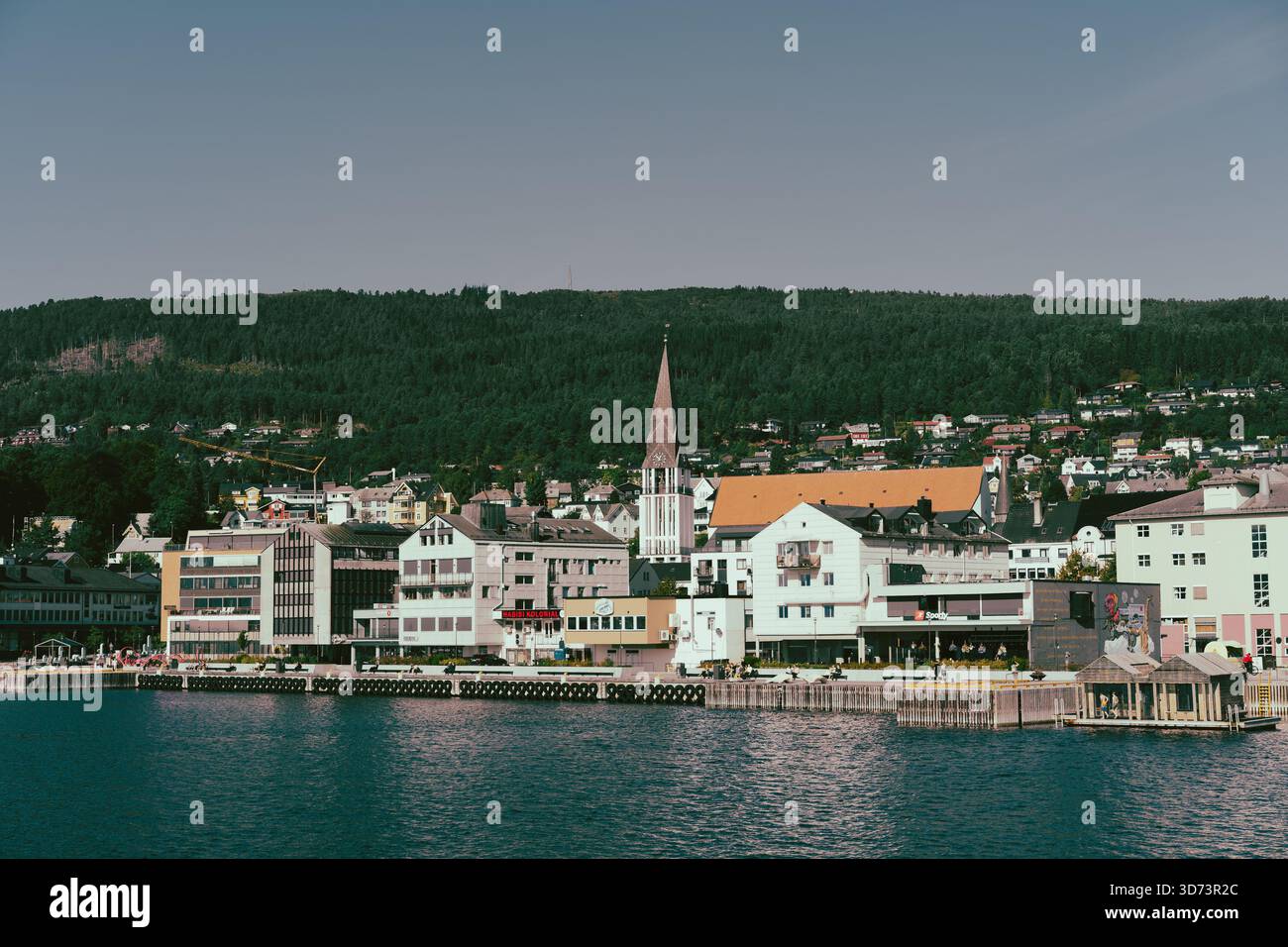 Eine wunderschöne kleine Stadt am Fjord, ideal gelegen mit wunderbarer Aussicht. Stockfoto