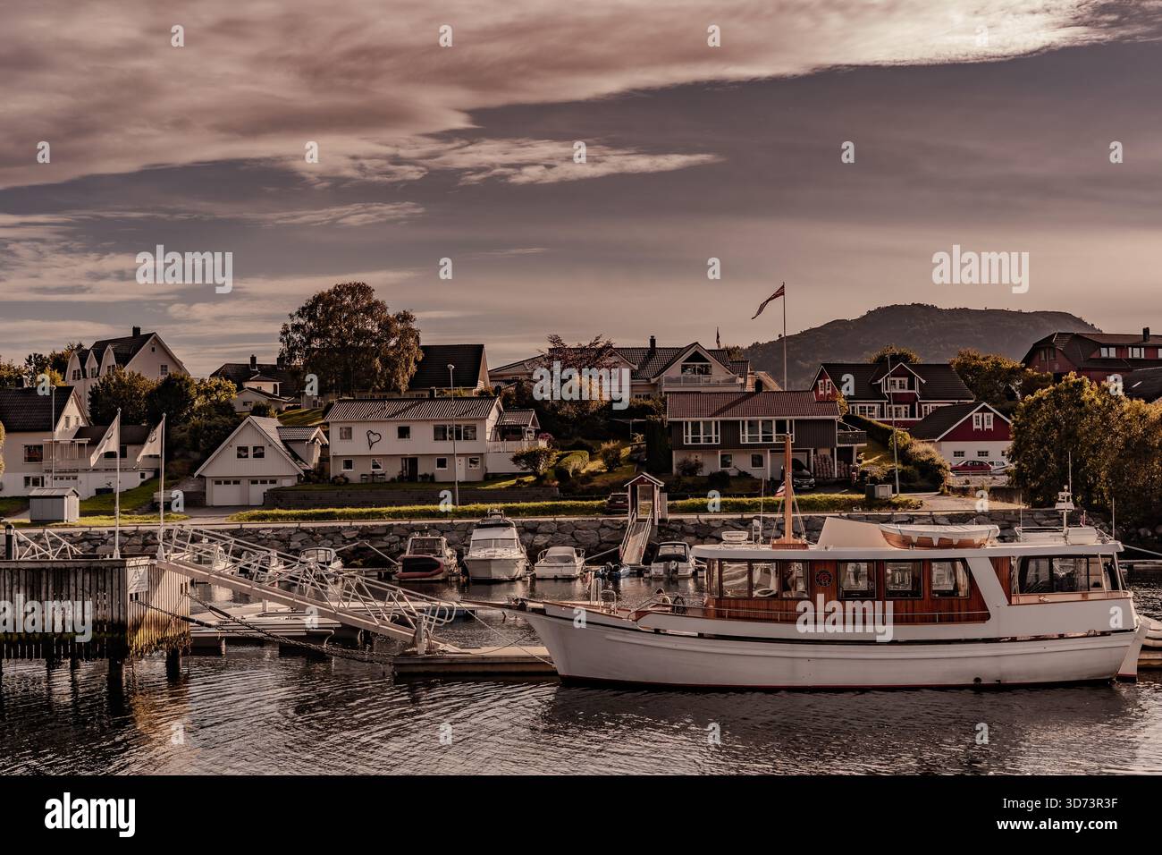 Ulsteinvik ist eine Küstenstadt in einem natürlichen Hafen auf der Insel Hareidlandet in Norwegen. Stockfoto