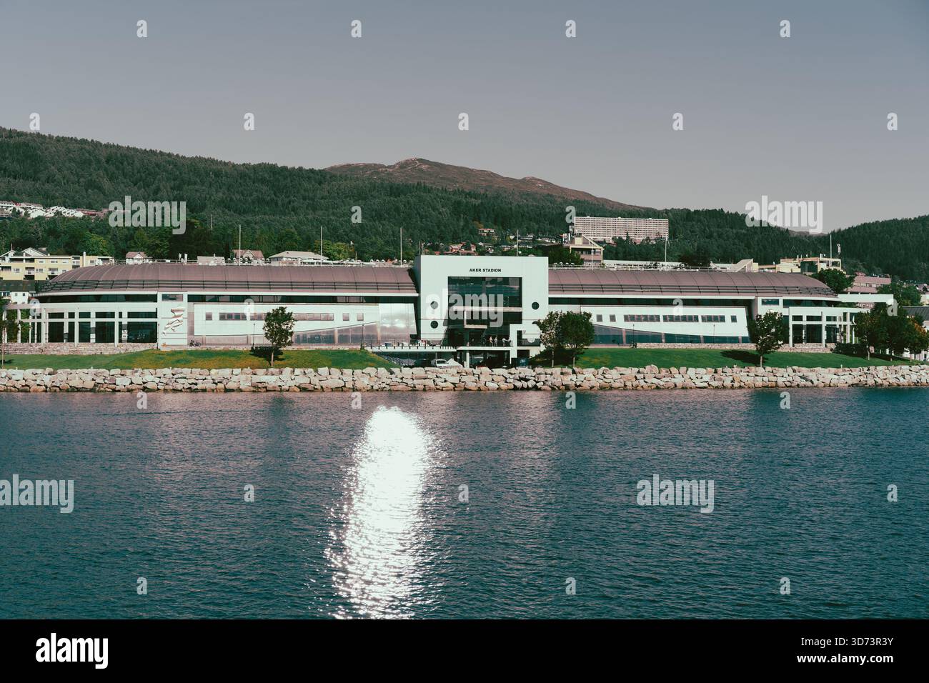 Eine wunderschöne kleine Stadt am Fjord, ideal gelegen mit wunderbarer Aussicht. Stockfoto