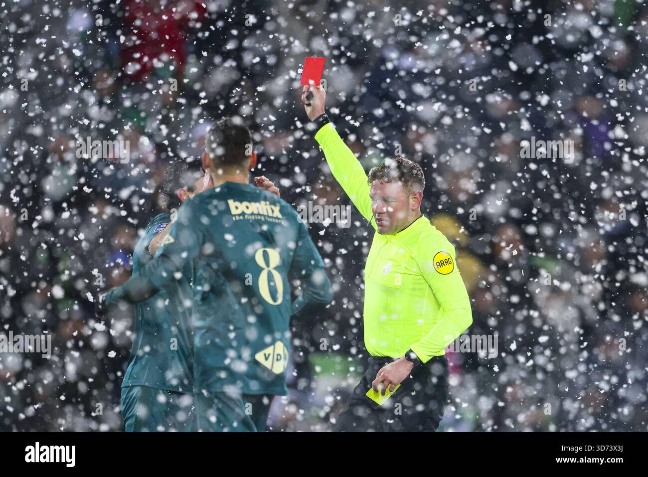 Groningen, Niederlande. November 2025. GRONINGEN, 23-11-2025, Stadion Euroborg, Saison 2025/2026, niederländischer Eredivisie Football, Spiel zwischen FC Groningen - PEC Zwolle, Bild zeigt zweite gelbe Karte für PEC Zwolle Spieler Anselmo Garia MacNulty Schiedsrichter Alex Bos zeigt die rote Karte (Foto von Pro Shots/SIPA USA) Credit: SIPA US/Alamy Live News Stockfoto