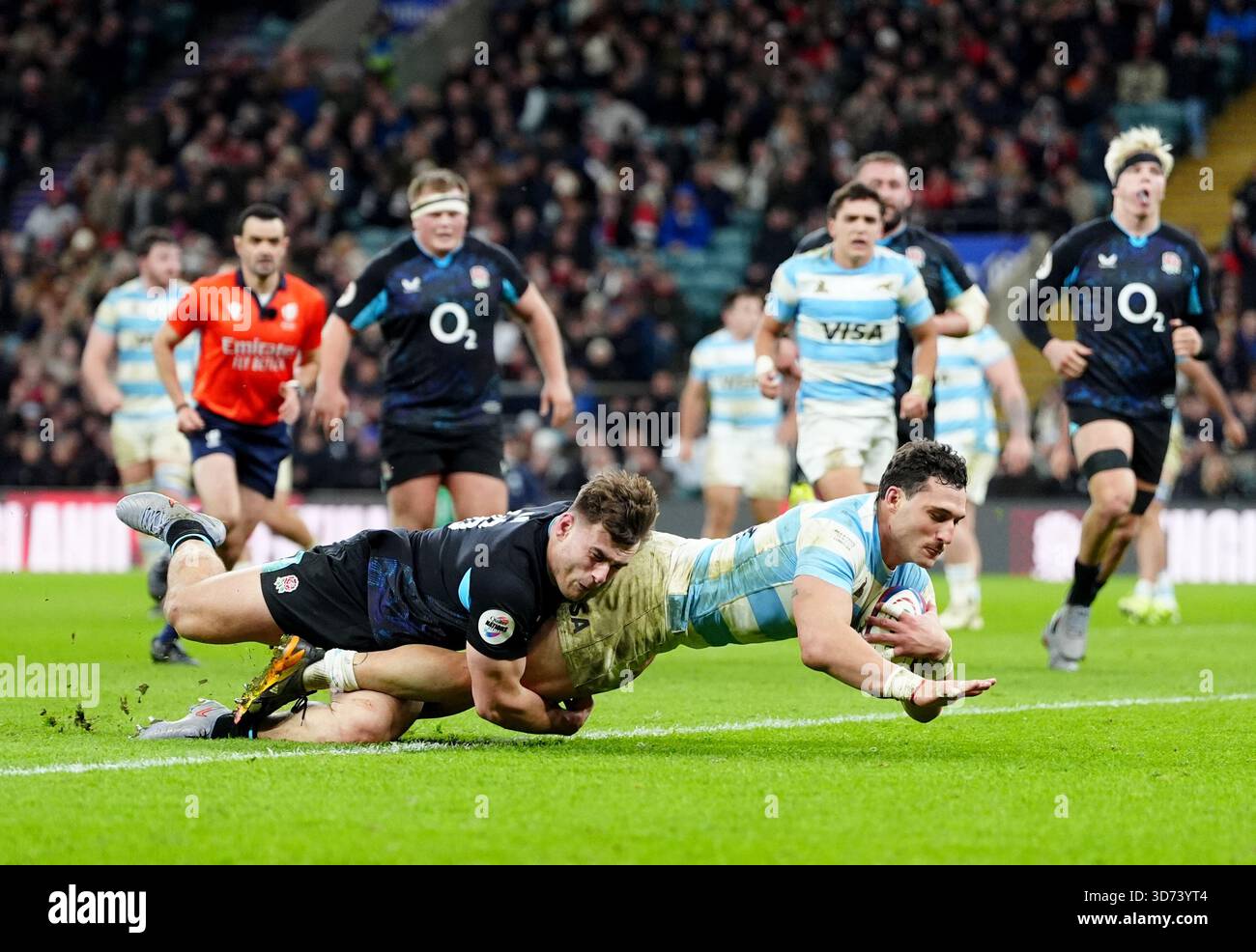 Der Argentinier Rodrigo Isgro (rechts) erzielt seinen beiden zweiten Versuch während des Spiels der Quilter Nations Series im Allianz Stadium in London. Bilddatum: Sonntag, 23. November 2025. Stockfoto