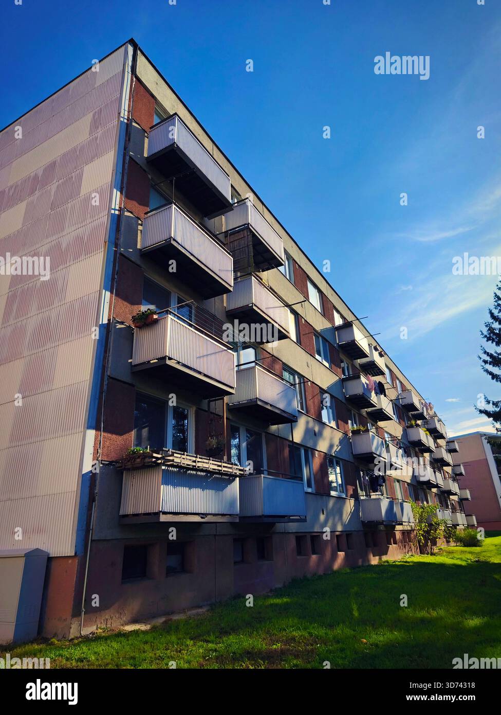 Originale Fertighäuser auf einem Wohngut aus der kommunistischen Zeit in Ost- und Mitteleuropa nach Wiederaufbau. Fassade eines modernen Apartements Stockfoto