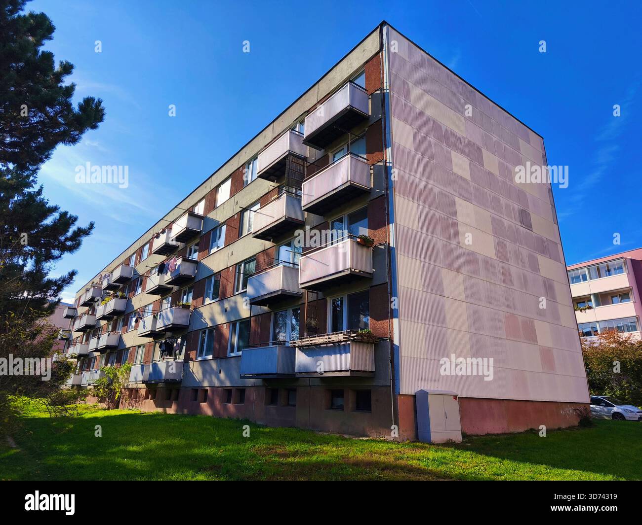 Originale Fertighäuser auf einem Wohngut aus der kommunistischen Zeit in Ost- und Mitteleuropa nach Wiederaufbau. Fassade eines modernen Apartements Stockfoto