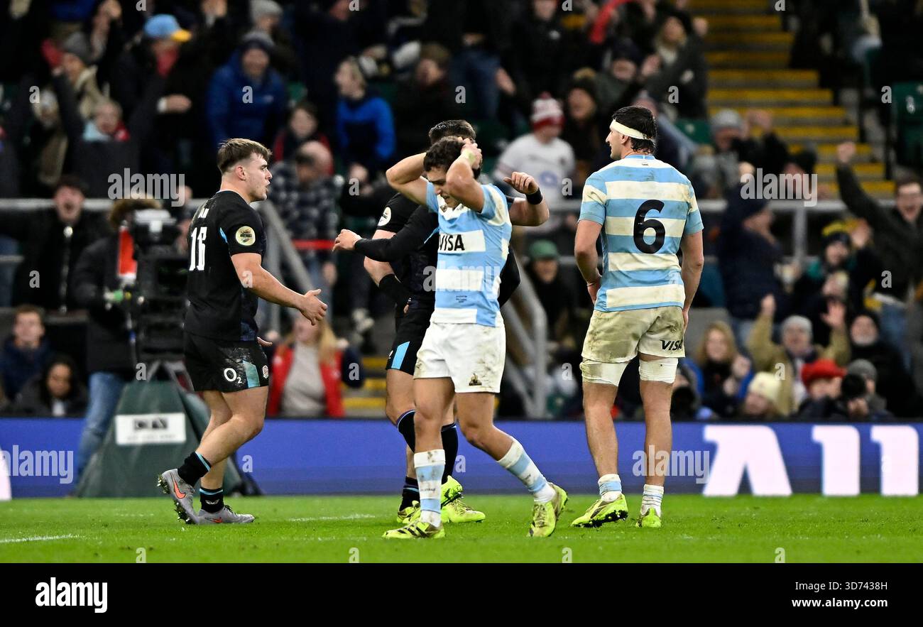 Twickenham, Vereinigtes Königreich. November 2025. England V Argentinien. Quilter Nations Serie. Allianz Stadium. Twickenham. Das argentinische Team sieht am Ende des Spiels während des England V Argentina Quilter Nations Series International Rugby-Spiels verwüstet aus. Quelle: Sport In Pictures/Alamy Live News Stockfoto