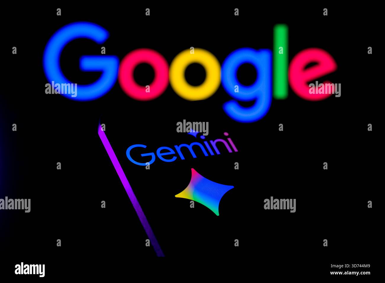 Brüssel, Belgien November 2025. Das Gemini-Logo wird auf einem Mobiltelefon mit Google im Hintergrund in dieser Fotoabbildung angezeigt. Aufgenommen in Brüssel, Belgien, am 23. November 2025. (Jonathan Raa/SIPA USA) *** ausschließlich für redaktionelle Nachrichten *** Credit: SIPA USA/Alamy Live News Stockfoto