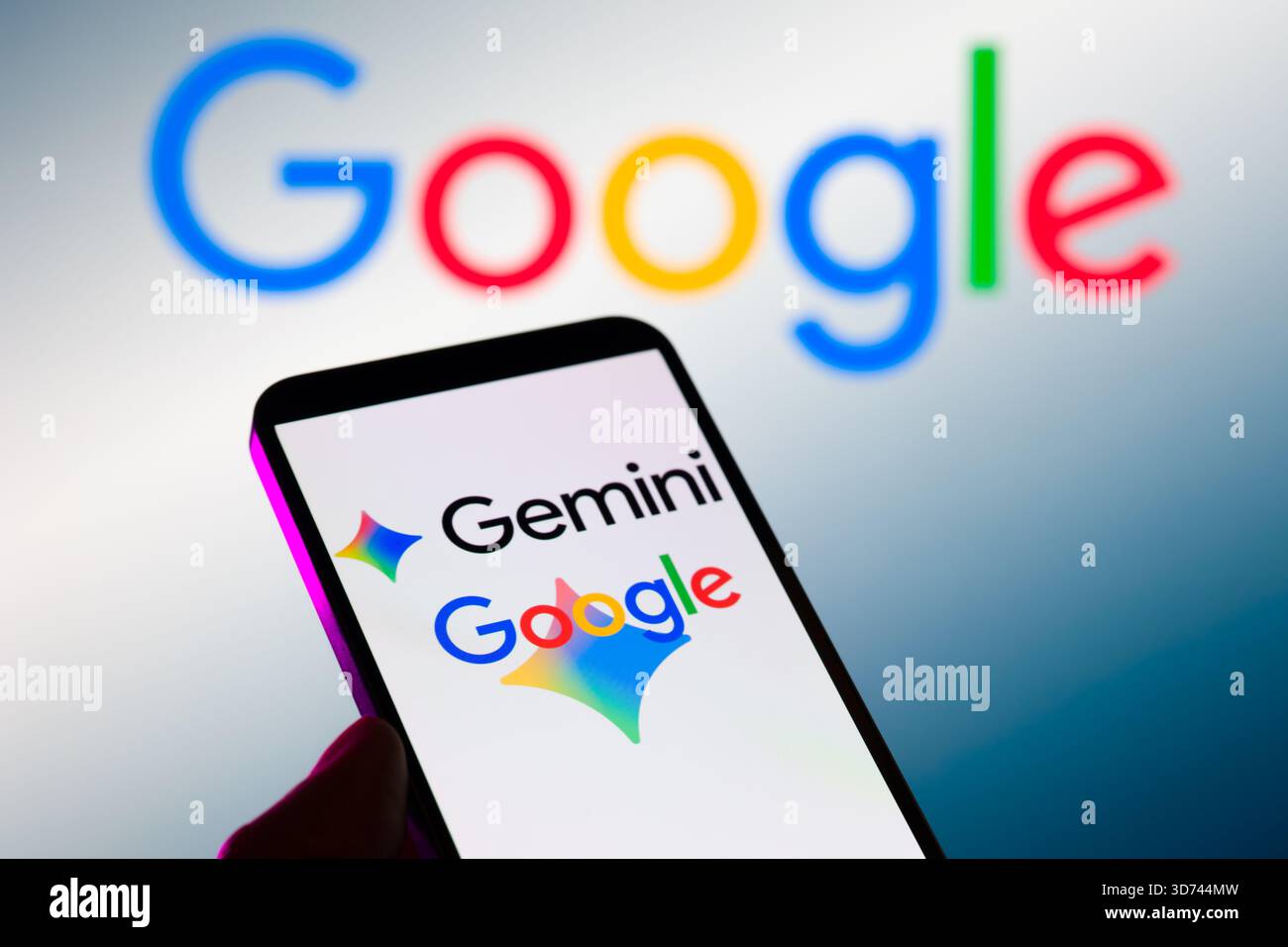 Brüssel, Belgien November 2025. Die Gemini und Google werden auf einem Mobiltelefon angezeigt, wobei Google im Hintergrund zu sehen ist, in dieser Fotoabbildung. Aufgenommen in Brüssel, Belgien, am 23. November 2025. (Jonathan Raa/SIPA USA) *** ausschließlich für redaktionelle Nachrichten *** Credit: SIPA USA/Alamy Live News Stockfoto