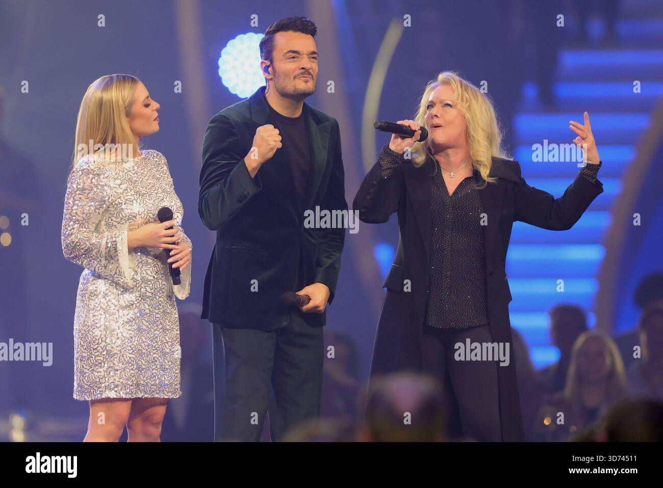 Die Giovanni Zarrella Show - Wir sagen Dankeschön Giovanni Zarrella mit Marina Marx und Nicole. Giovanni Zarrella mit MDie Giovanni Zarrella Show. ZDF-Live Sendung vom 22.11.2025 in der Baden-Arena Offenburg unter dem Motto Wir sagen Dankeschön. Offenburg, Baden-Württemberg, Deutschland. *** Die Giovanni Zarrella Show Wir sagen Dankeschön Giovanni Zarrella mit Marina Marx und Nicole Giovanni Zarrella mit MDie Giovanni Zarrella Show ZDF Live-Übertragung vom 22 11 2025 in der Baden Arena Offenburg unter dem Motto Wir sagen Dankeschön Offenburg, Baden Württemberg, Deutschland Stockfoto