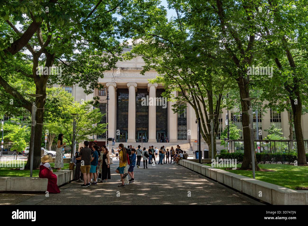 Cambridge, MA, USA - 15. September 2025: Eintritt zum Massachusetts Institute of Technology, bekannt als mit. Stockfoto