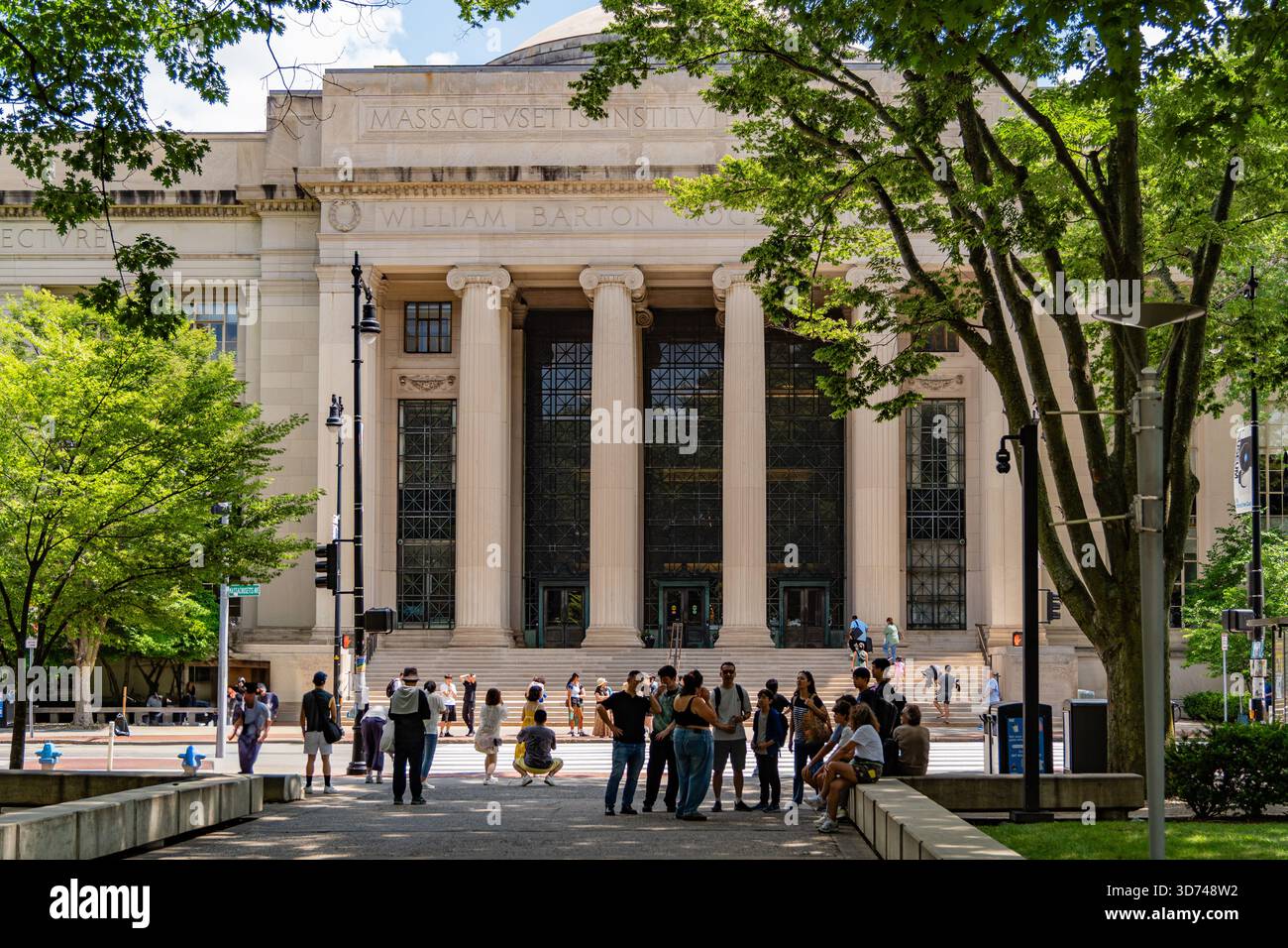 Cambridge, MA, USA - 15. September 2025: Eintritt zum Massachusetts Institute of Technology, bekannt als mit. Stockfoto
