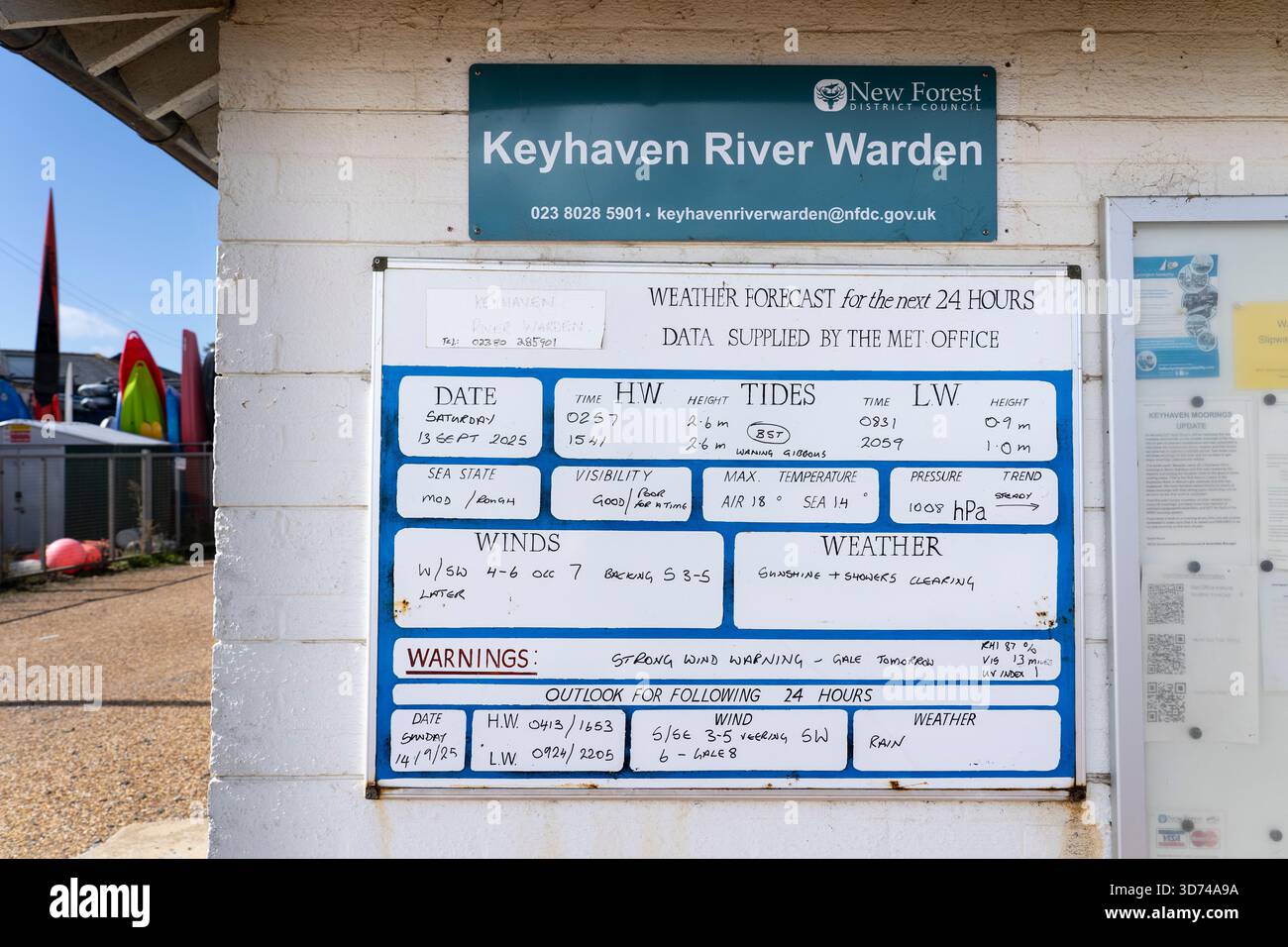 Das Büro Keyhaven River Warden zeigt eine 24-Stunden-Wettervorhersage für den Ärmelkanal mit hohen und niedrigen Gezeiten und Windgeschwindigkeiten in Hampshire, Großbritannien Stockfoto