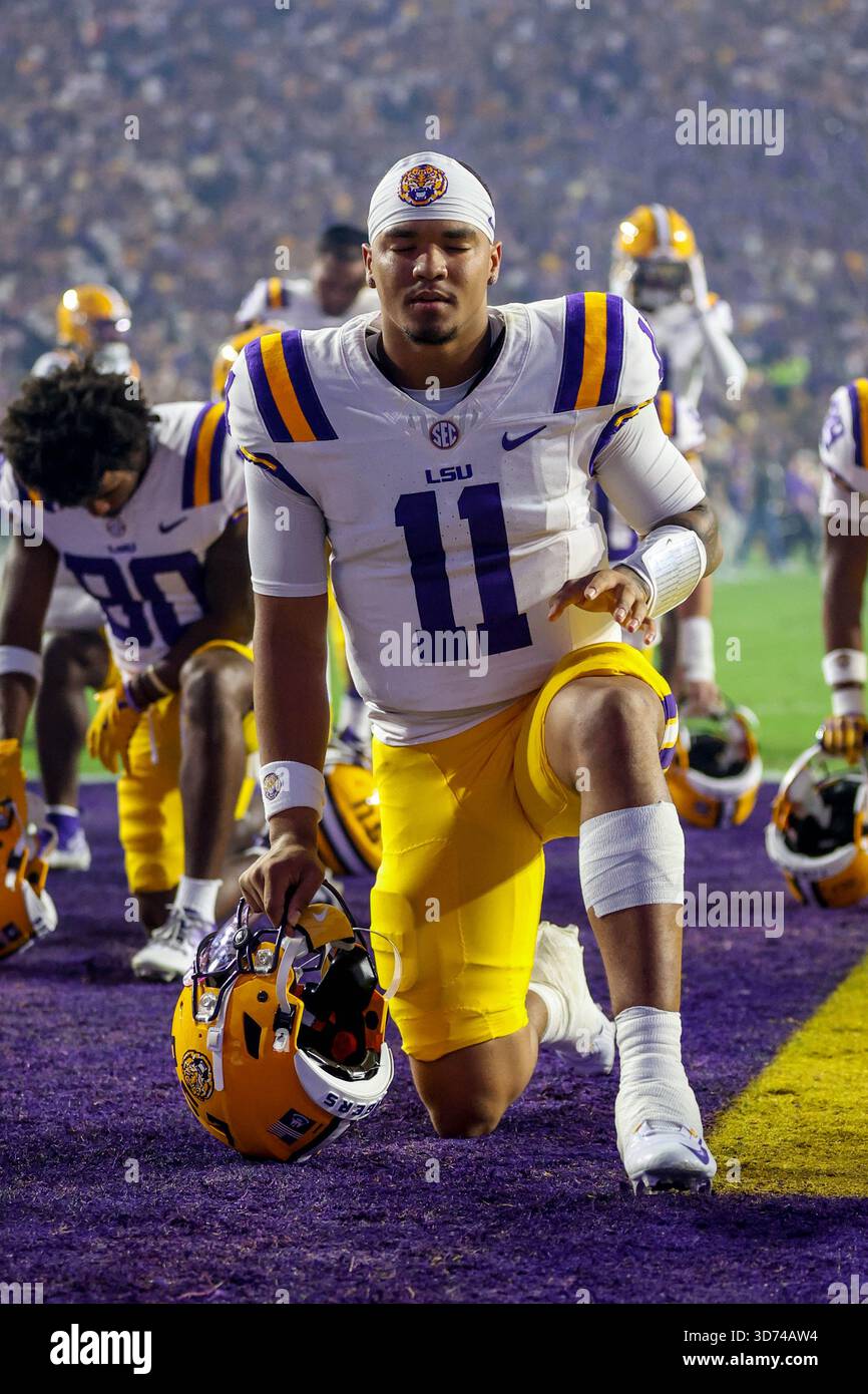 22. November 2025: LSU Quarterback Michael Van Buren Jr. (11) betet in der Endzone vor der NCAA-Football-Action zwischen den Western Kentucky Hilltoppers und den LSU Tigers im Tiger Stadium in Baton Rouge, LA. Jonathan Mailhes/CSM Stockfoto