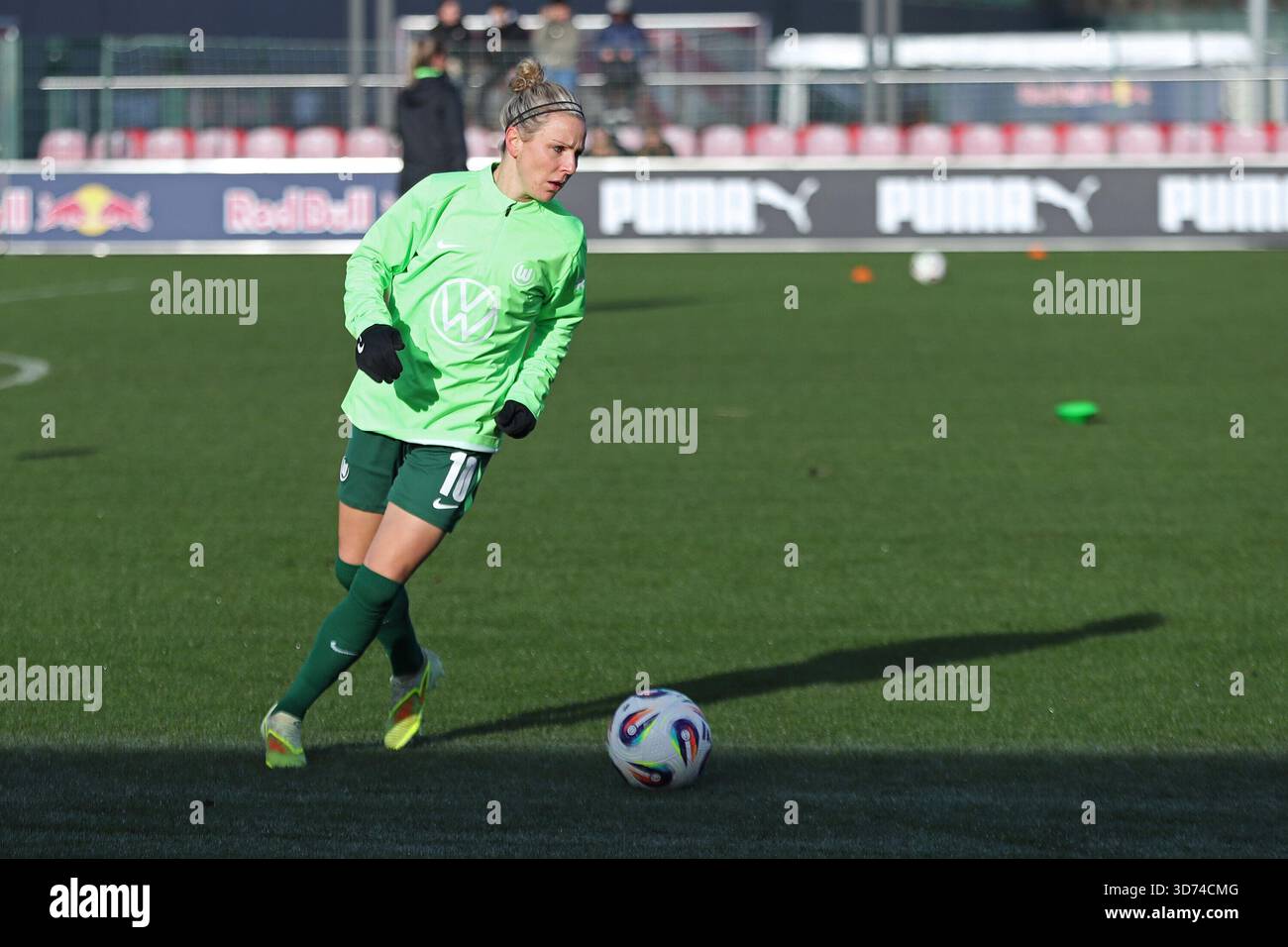 Svenja Huth (10, Wolfsburg) während des Aufwärmens. Fußball, Google Pixel Frauen-Bundesliga, Saison 2025/2026, Spieltag 11: RB Leipzig gegen Wolfsburg am 23. November 2025, Trainingszentrum Cottaweg, Leipzig. DIE DFB-VORSCHRIFTEN VERBIETEN DIE VERWENDUNG VON PHOT Stockfoto