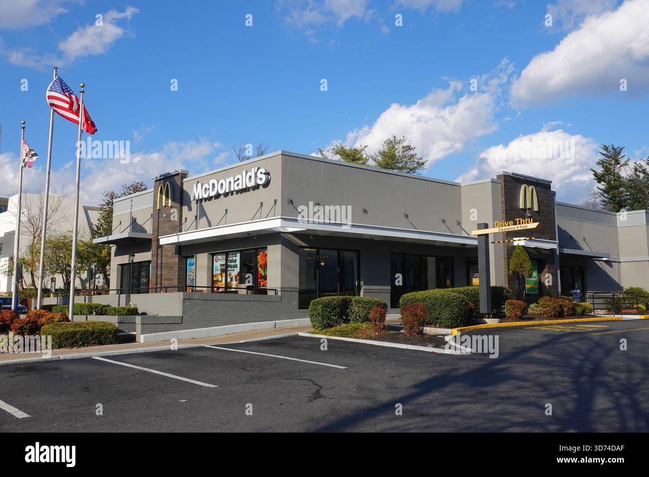 USA Maryland MD McDonalds Fast-Food-Restaurant in Rockville mit neuem Design Drive-Thru-Essen und -Getränke Stockfoto