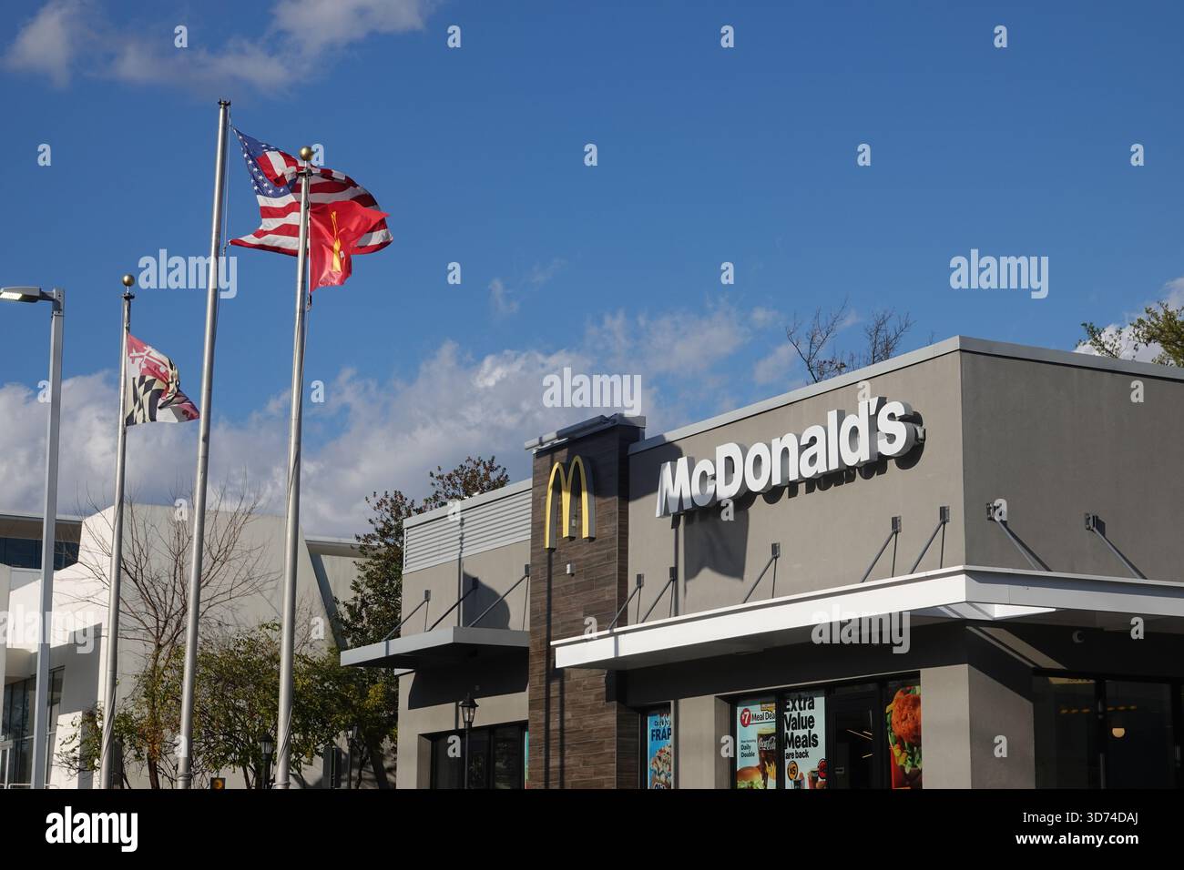 USA Maryland MD McDonalds Fast-Food-Restaurant in Rockville mit neuem Design Drive-Thru-Essen und -Getränke Stockfoto