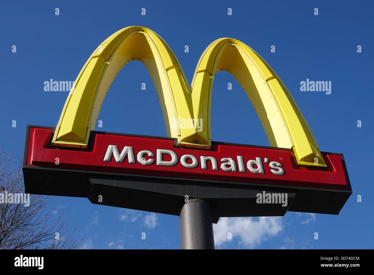 USA Maryland MD McDonalds Fast-Food-Restaurant in Rockville mit neuem Design Drive-Thru-Essen und -Getränke Stockfoto
