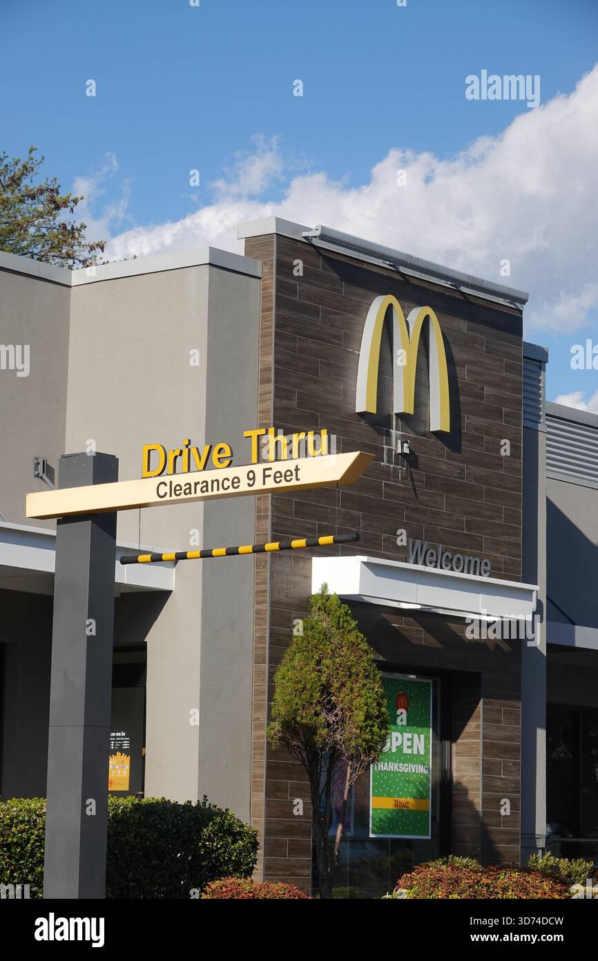 USA Maryland MD McDonalds Fast-Food-Restaurant in Rockville mit neuem Design Drive-Thru-Essen und -Getränke Stockfoto