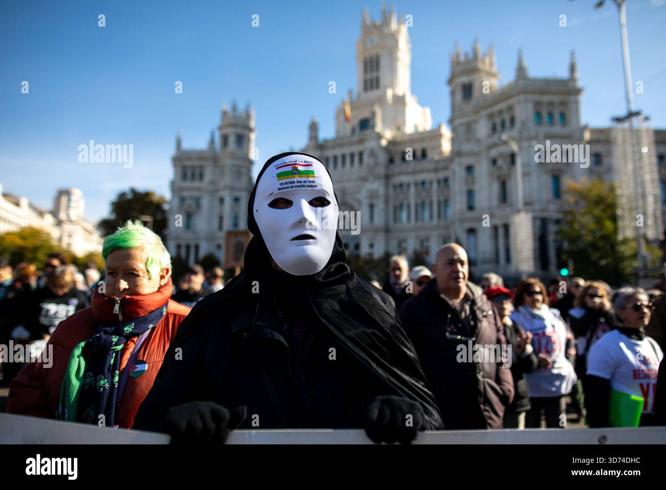 Madrid, Spanien. November 2025. Demonstration der Pflegeheime-Bewegung in Madrid, um Gerechtigkeit für die Opfer der Pandemie zu fordern und eine Änderung des Pflegemodells zu fordern. Quelle: D. Canales Carvajal/Alamy Live News Stockfoto