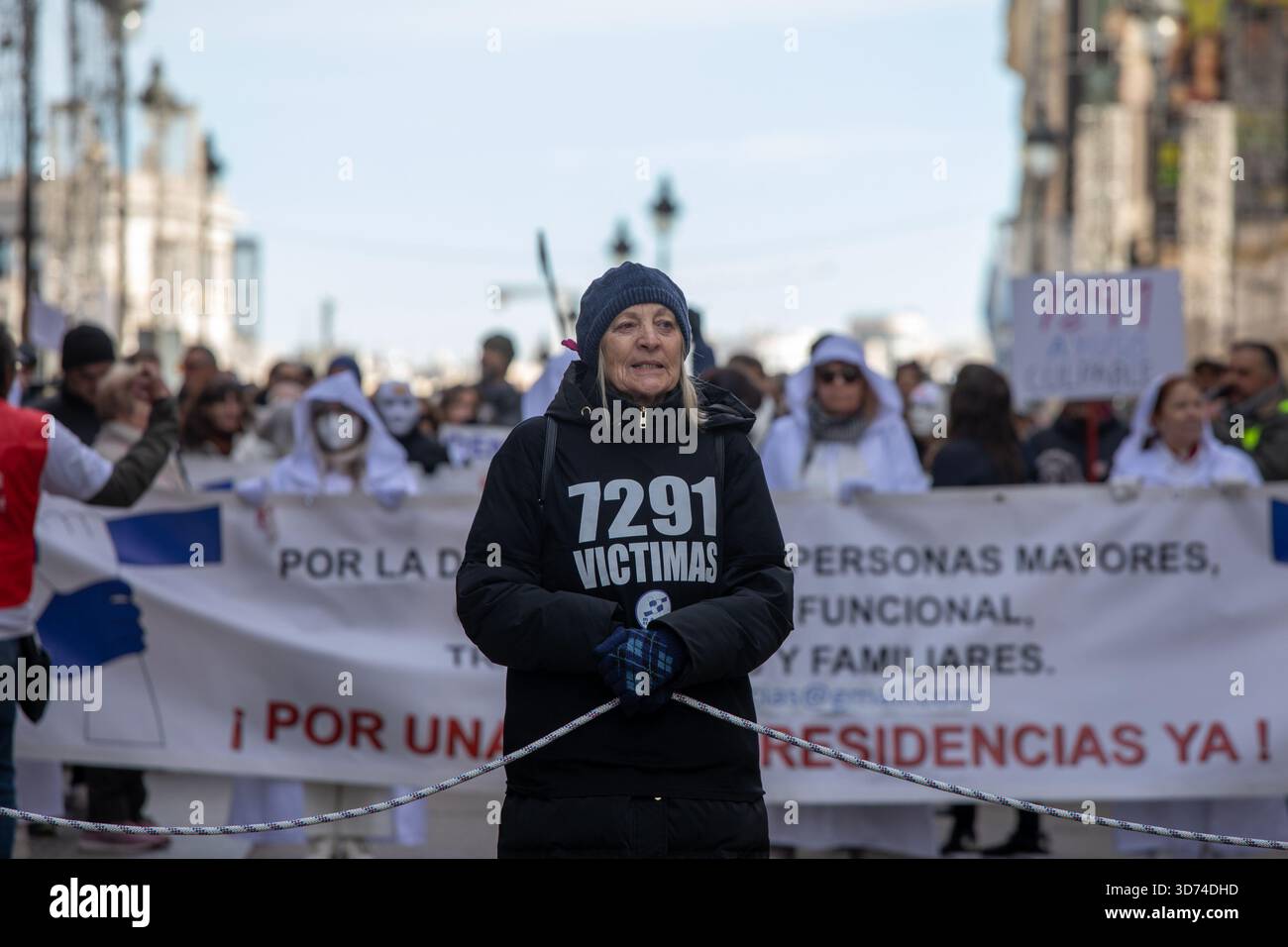 Madrid, Spanien. November 2025. Demonstration der Pflegeheime-Bewegung in Madrid, um Gerechtigkeit für die Opfer der Pandemie zu fordern und eine Änderung des Pflegemodells zu fordern. Quelle: D. Canales Carvajal/Alamy Live News Stockfoto