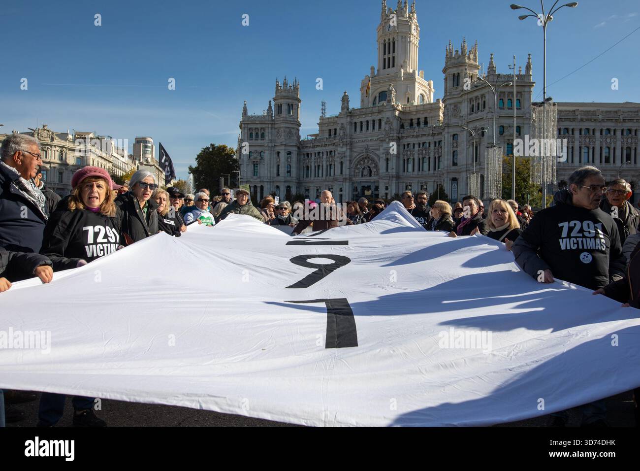 Madrid, Spanien. November 2025. Demonstration der Pflegeheime-Bewegung in Madrid, um Gerechtigkeit für die Opfer der Pandemie zu fordern und eine Änderung des Pflegemodells zu fordern. Quelle: D. Canales Carvajal/Alamy Live News Stockfoto