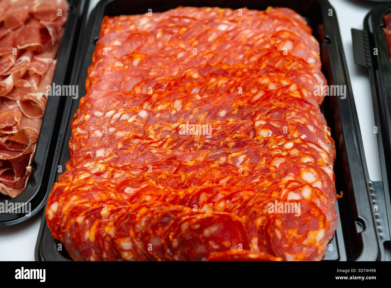 Eine köstliche Auswahl an geschnittenem Räucherfleisch mit einer Vielzahl von Texturen und Aromen. Perfekt für Charcuterie-Bretter, Partys oder Gourmet-Treffen Stockfoto