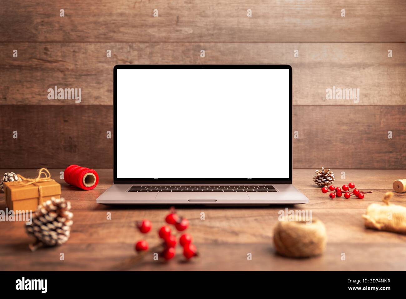 Laptop mit leerem weißen Bildschirm in weihnachtlicher Flachbildschirm, ideal für Website-Mockups, Weihnachtsmarketing, Produktvorschauen und saisonale digitale Inhalte Stockfoto