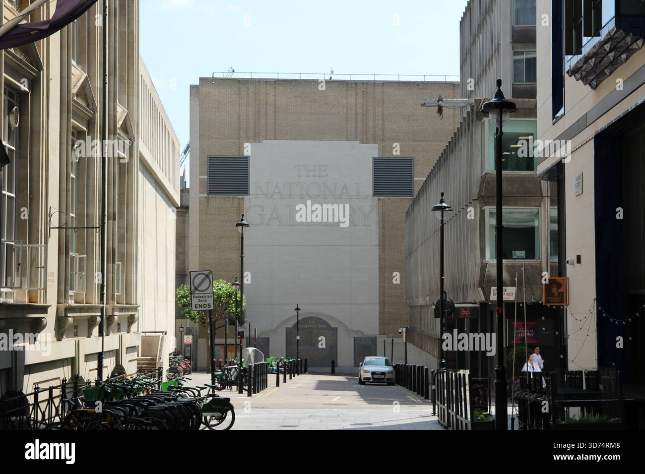 Besucher erkunden die ruhige Straße, die an einem sonnigen Tag zur National Gallery in London führt Stockfoto