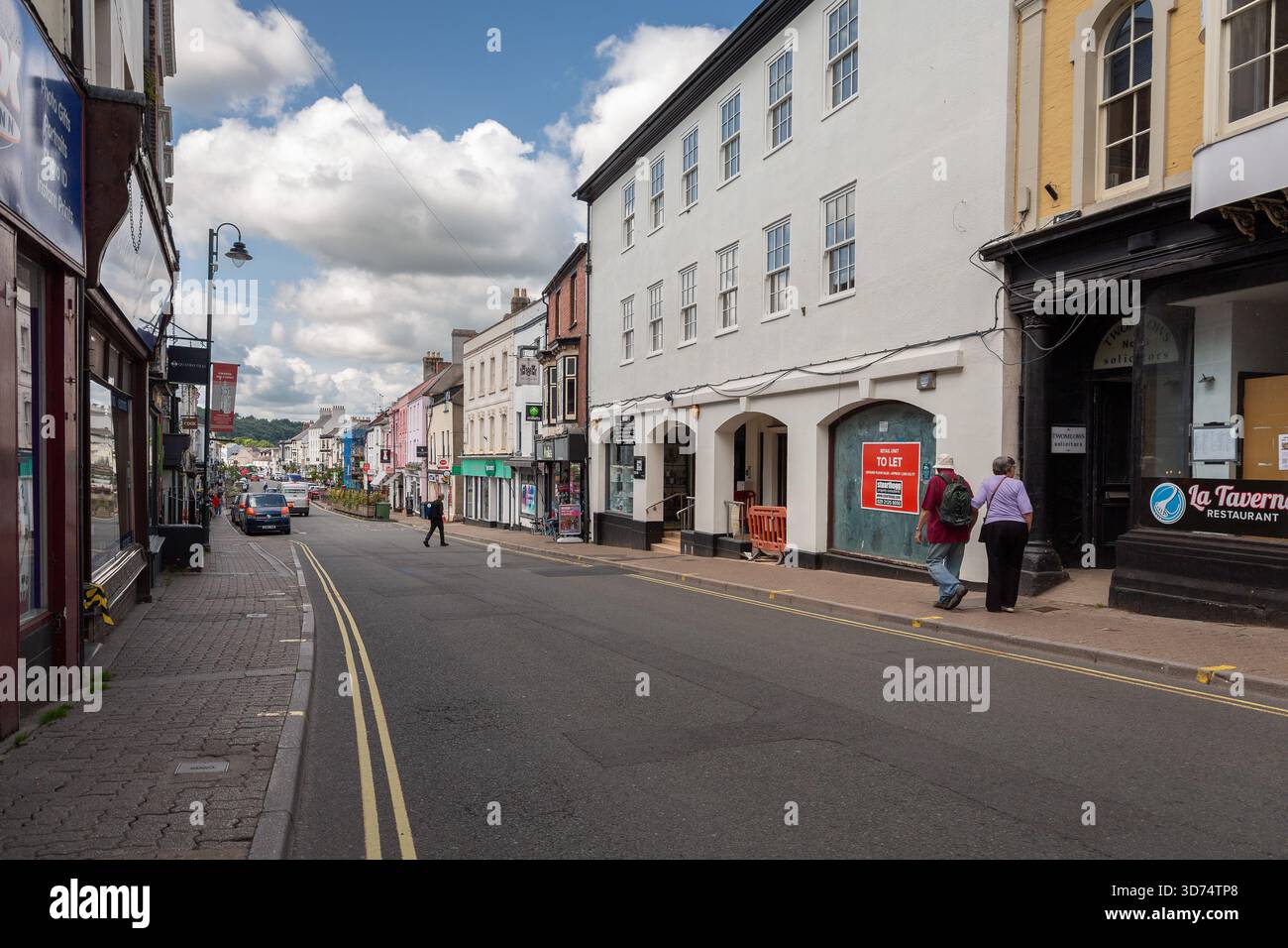 Monmouth, Großbritannien, 16. Juni 2025: Monnow Street, Haupteinkaufsviertel im Stadtzentrum. Stockfoto